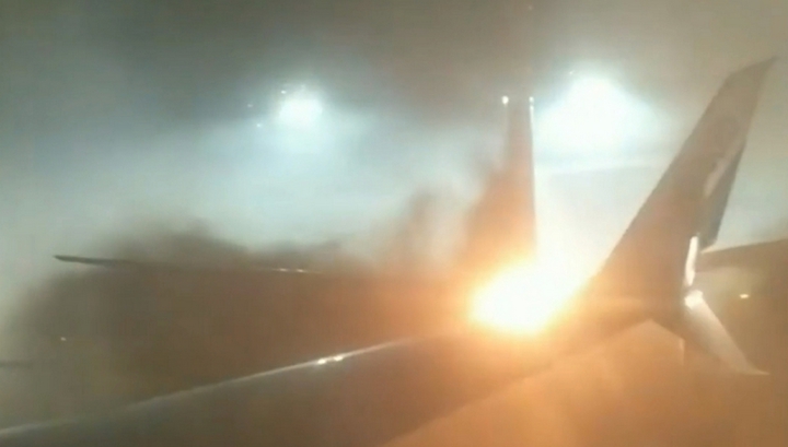 Огненный хлопок и крики: пассажир снял на видео панику на борту столкнувшегося самолета в Торонто. ВИДЕО