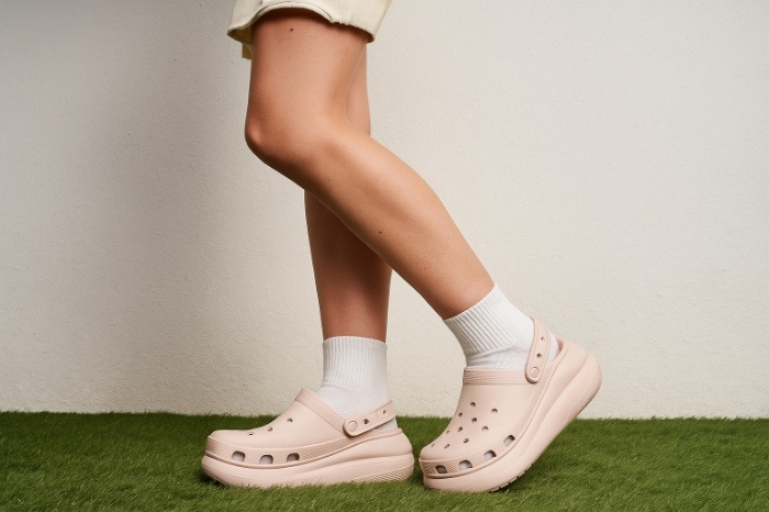 Опасная мода: кроксы застревают в эскалаторах и калечат ноги | Кроксы признали опасной обувью для эскалатора