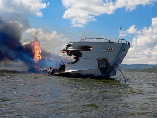 На Волге загорелось судно с шестью пассажирами на борту: люди чудом остались живы | В Саратовской области сгорело судно на Волге