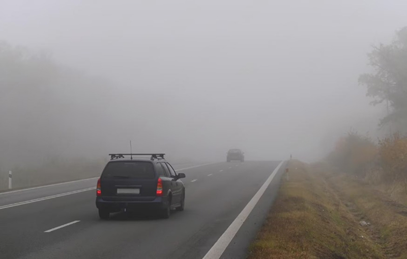 Подмосковье накрыл туман: водителей и пешеходов предупредили об опасности | В Подмосковье ожидается туман с видимостью до 200 метров 