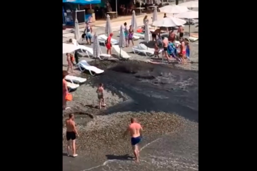 В Сочи на пляже забил гейзер из канализации
