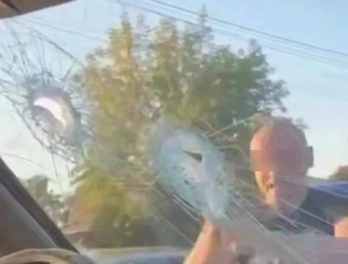 В Омской области мужчина с молотком атаковал маршрутку с пассажирами | Конфликт в Омской области закончился нападением на маршрутку