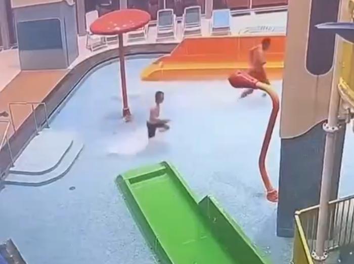 Отец ночью пробрался в аквапарк с сыном: чем закончилось секретное празднование дня рождения | Сотрудник аквапарка в Хабаровске провел сына на аттракционы ночью