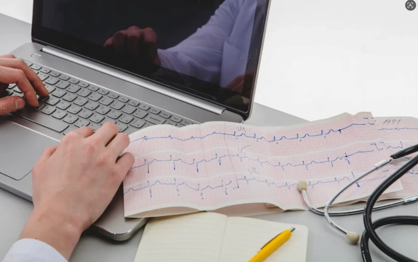 Не все знают, но ишемическая болезнь сердца может годами не давать симптомов — и внезапно привести к непоправимому. Кто в группе риска?