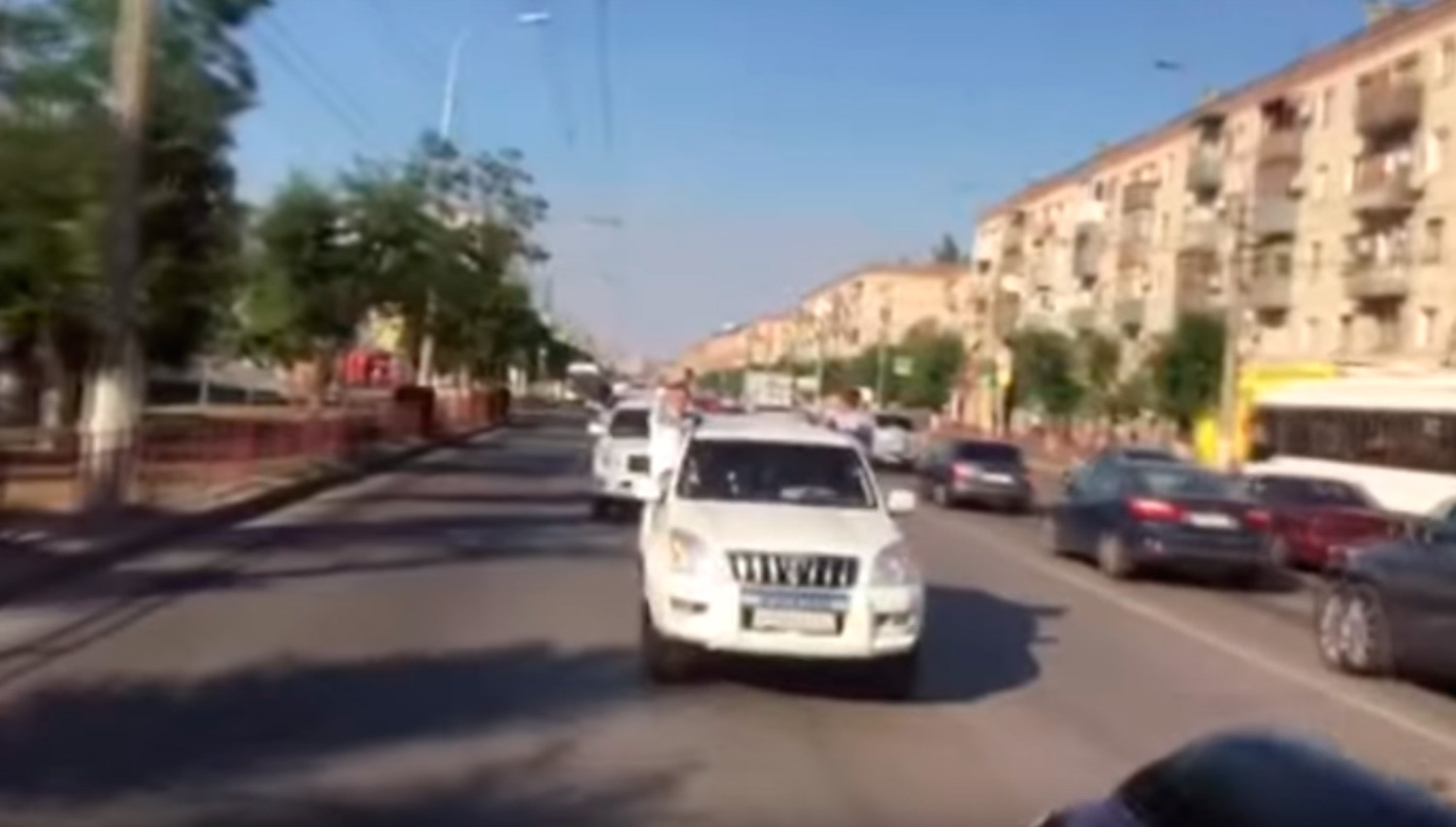 Парад тщеславия продолжается. Выпускники академии МВД устроили автопробег на Land Cruiser Prado. ВИДЕО