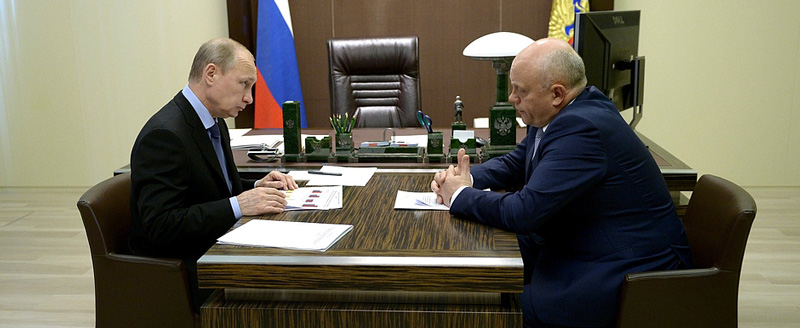 Путин принял досрочную отставку губернатора Омской области