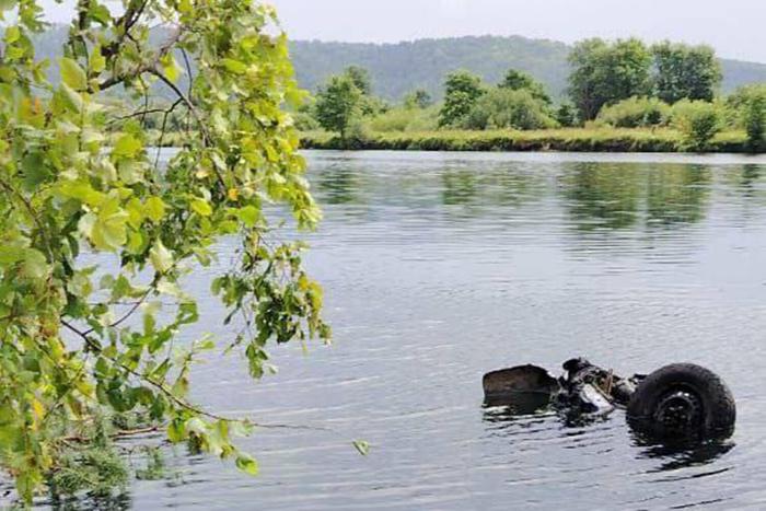 Автомобиль сорвался с 70-метрового обрыва в Башкирии: женщина погибла, пассажир выжил | В Башкирии внедорожник упал в реку с обрыва