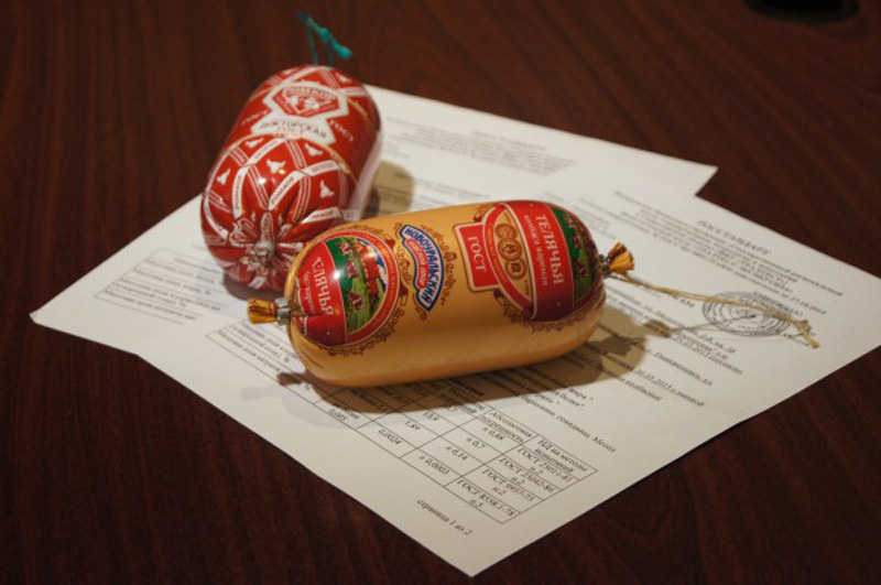 Активисты проекта "Честные продукты" обнаружили в вареной колбасе крахмал. Роспотребнадзор молчит