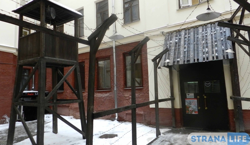 В музей, за колючую проволоку, вздрагивая от ужаса...