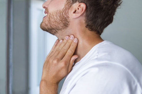 Онколог Астраханцев перечислил симптомы прогрессирующего рака щитовидной железы