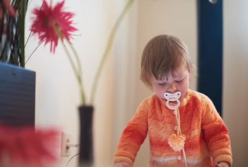 В Екатеринбурге маленькие дети несколько дней жили в квартире с мертвыми родителями