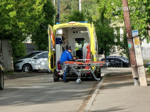 Прокуратура устанавливает причины падения: двухлетняя девочка выпала с восьмого этажа | В Санкт-Петербурге двухлетняя девочка выпала из окна 8 этажа и выжила 
