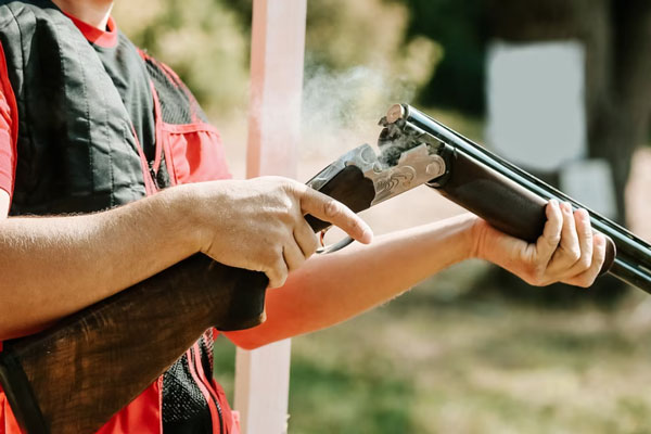 В Псковской области мужчина открыл стрельбу по знакомому и попал ему в пах