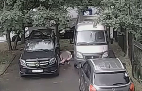 Москвичка пыталась подорвать автомобиль сотрудника ОПК в Санкт-Петербурге. Видео | ФСБ задержала москвичку при попытке подорвать машину сотрудника ОПК в Петербурге