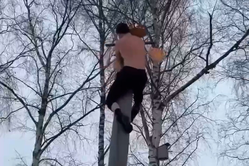 В Ленобласти столб с мужчиной упал на людей во время масленичных гуляний | Масленичный столб чуть не убил участника праздника в Ленобласти