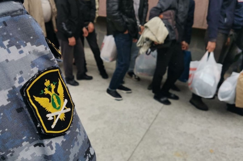 Водитель утонувшего в Мойке в Петербурге автобуса прописал дома десять мигрантов | Водитель утонувшего в Петербурге автобуса занимался незаконной миграцией