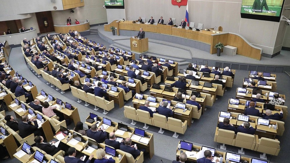 Депутат ГД предложил чипировать выезжающих за границу чиновников