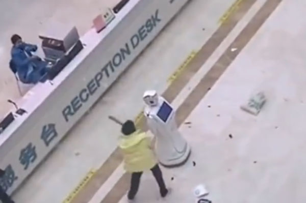 В Китае женщина подралась с роботом