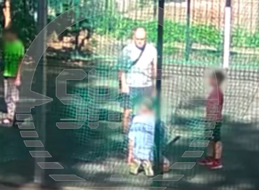 Мужчина в Воронеже устроил карательное представление: поставил на колени обидчиков своего сына, чтобы тот дал им пощечины | В Воронеже мужчина поставил на колени обидевших его сына подростков и предложил мальчику избить их