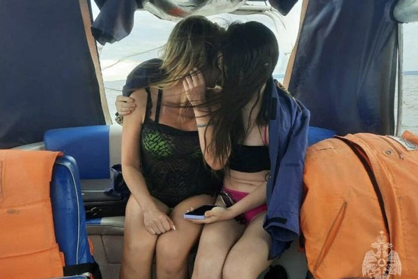 Двух девушек унесло на матрасе течением на Каме