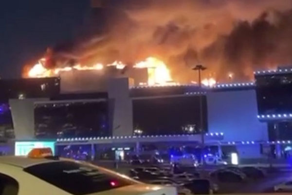 Напавшие на Crocus City Hall оставили на парковке заминированный автомобиль | На стоянке «Крокус Сити Холла» оцеплен заминированный автомобиль нападавших