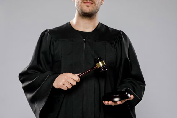   "Судьи получат выходное пособие при переходе на нижестоящие должности" - новый законопроект Верховного суда России | Судьям предложили сохранять гарантии при переходе на нижестоящие должности