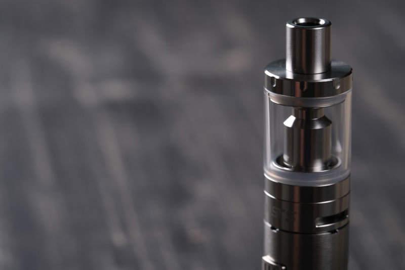 В Минздраве РФ заявили, что курение вейпов и электронных сигарет вызывает болезнь, симптоматически похожую на ковид | Минздрав предостерегает: вейпы могут вызвать болезнь лёгких EVALI