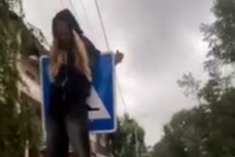 Уральская школьница повторила тренд с «распятием» и сломала челюсть | На Урале подросток сломала челюсть, когда пыталась повторить тренд с «распятием»