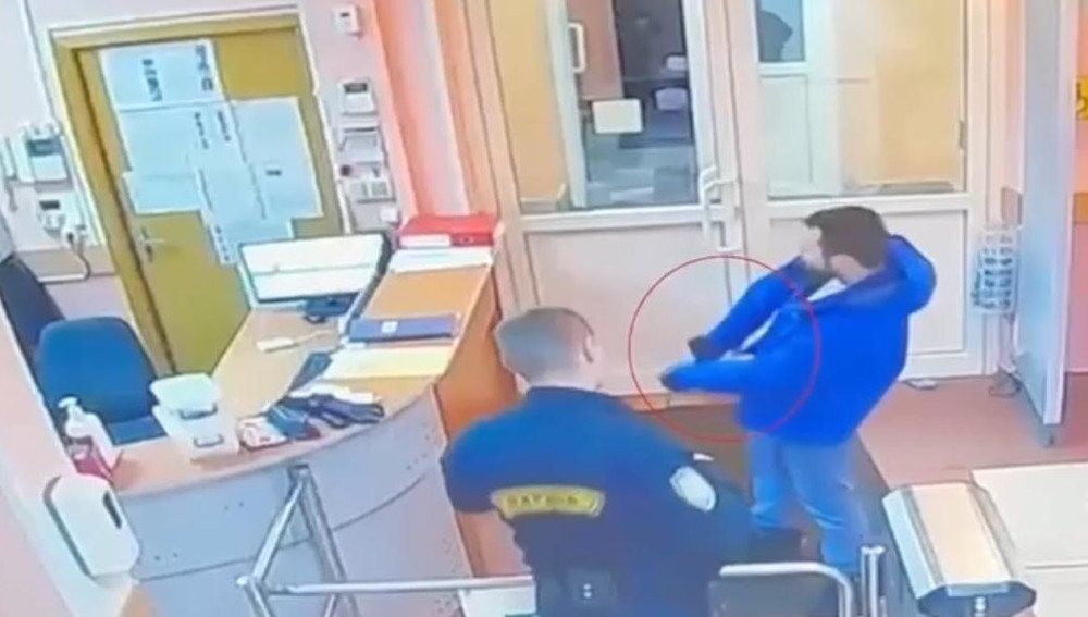 В Москве неадекватный мужчина пришёл в школу с пистолетом