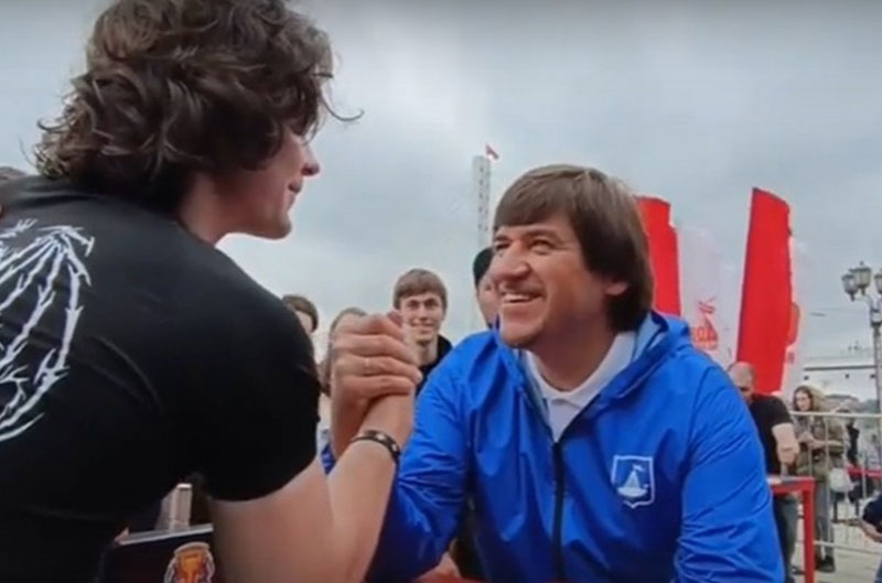 Мэр Тюмени победил спортсмена в армреслинге и попал на видео | Мэр Тюмени Афанасьев победил соперника в армреслинге за десять секунд