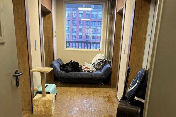 Живших в подъезде женщину и детей поселили в соцгостиницу