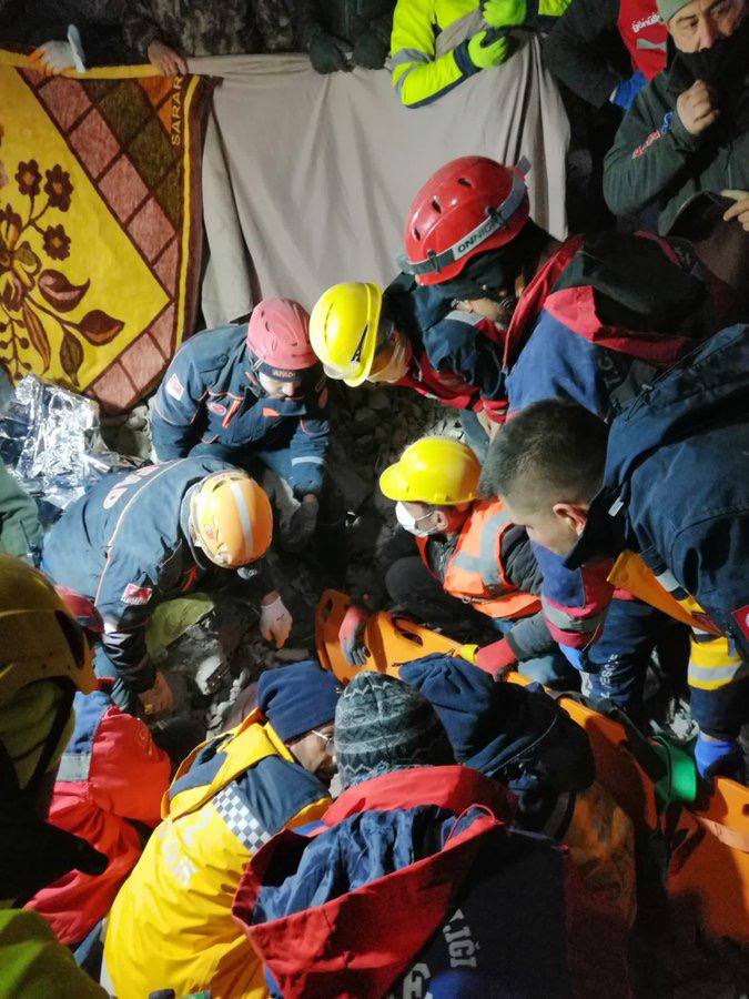 В Турции под завалами нашли живую женщину через 75 часов после землетрясения