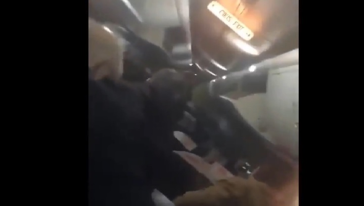 Пассажир самолета, повисшего на обрыве в Турции, снял на видео момент эвакуации