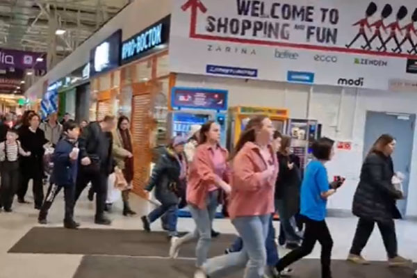 В Петербурге из-за звонка о бомбе из ТЦ «Лондон молл» эвакуировали людей | В Петербурге эвакуировали посетителей торгового центра «Лондон молл»