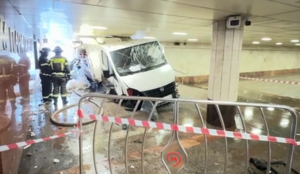 "Уснул за рулем": "Газель" протаранила вход в метро "Парк Победы" в Москве | В Москве "Газель" протаранила вход в метро