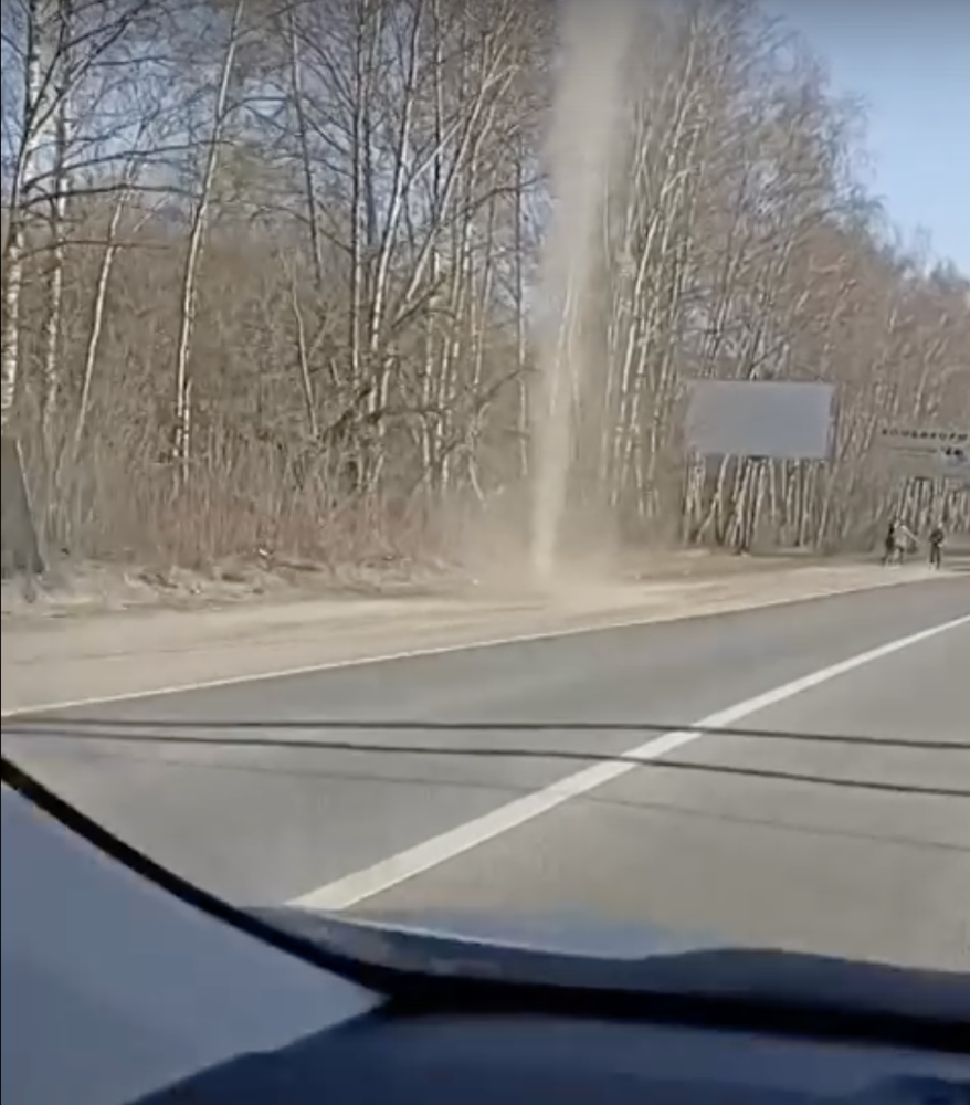 В Нижегородской области на трассе был зафиксирован небольшой смерч. Видео