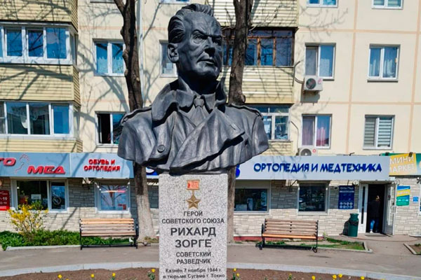 Во Владивостоке неизвестные облили краской памятник разведчику Зорге