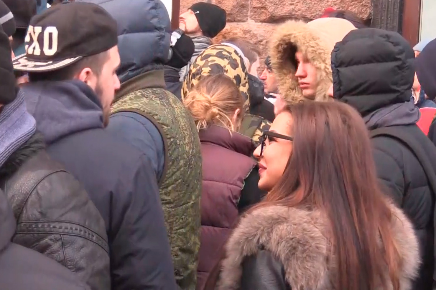 Девушка предложила стоящим в очереди "минет или душу" за iPhone X