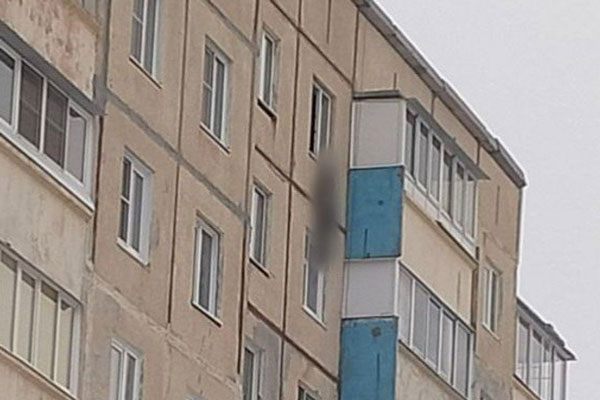Мёртвого мужчину обнаружили на стене девятиэтажки в Чите