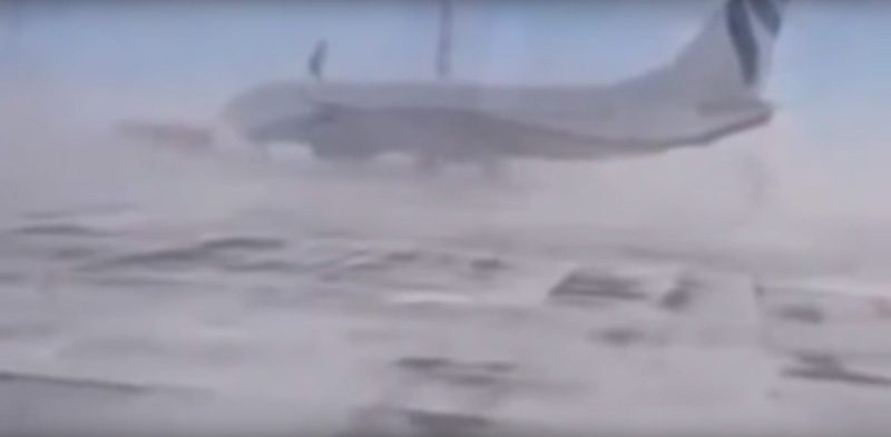 Ураганный ветер развернул огромный "Боинг" в аэропорту. ВИДЕО