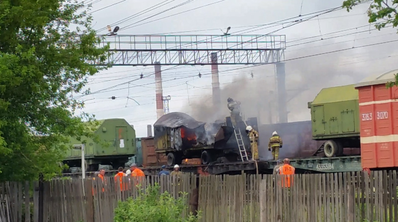 На Среднем Урале в поезд с военной техникой ударила молния. Груз сгорел. ВИДЕО