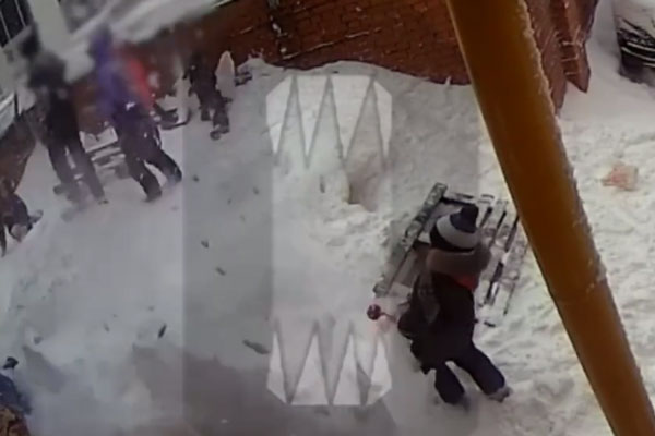 В центре Самары детей завалило лавиной снега, упавшей с крыши