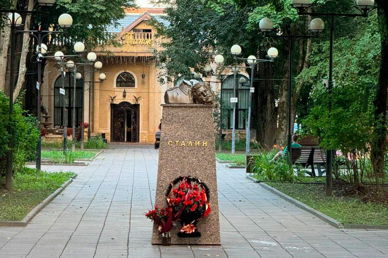 Голову Сталина снесли кувалдой с бюста в Подмосковье | Голову Сталина снесли кувалдой с бюста в Подмосковье