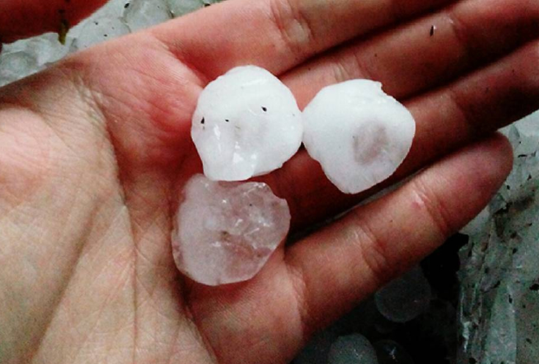 Зауралье накрыло штормом с торнадо. Выпали градины размером с яйцо. ВИДЕО