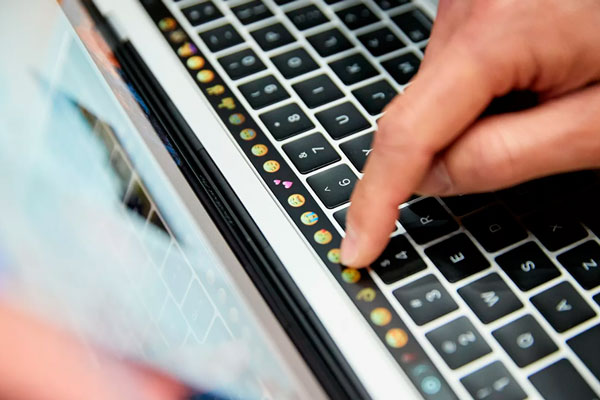 Apple добавит эмодзи с бородатыми женщинами