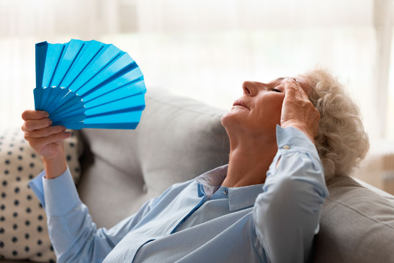 Пожилые люди под угрозой: как жара может негативно сказаться на здоровье. Что рекомендуют врачи? | Врач Попова заявила об опасности жары для пожилых