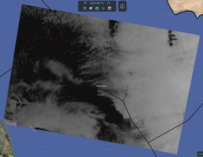 В Каспийском море зафиксировали загрязнение площадью 82 км² | На Каспии заметили пятно площадью 82 км²