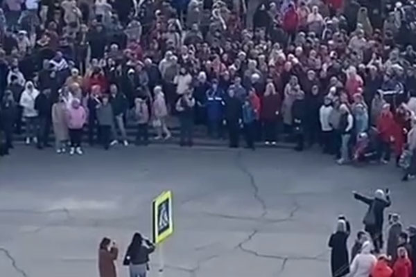 Недовольные действиями властей жители затопленного Орска вышли на митинг | В затопленном Орске начались митинги. Что известно