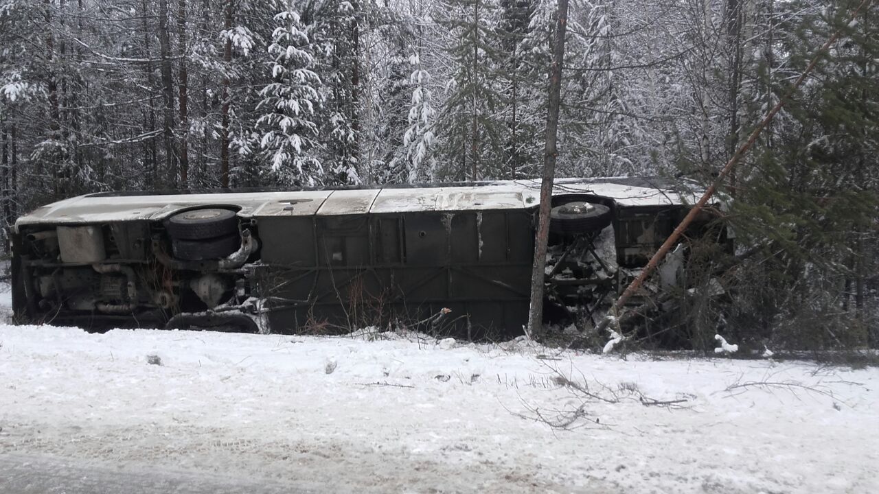 В Свердловской области перевернулся автобус с пассажирами