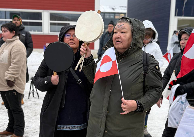 Тысячи жителей Нуука протестовали против возможной продажи Гренландии США | В Нууке прошёл митинг против продажи Гренландии США